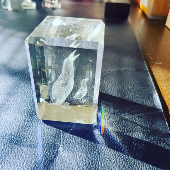 Crystal Hologram of a Penguin & Chick, Amazing to view all the angles. - Picture 4 of 4